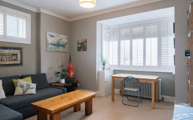 Inviting 1BD Flat - 20 Mins to Brighton Beach!