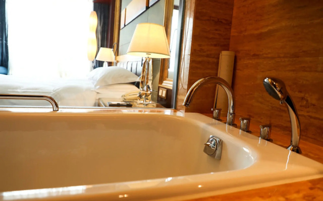 Zhuhai Charming Holiday Hotel