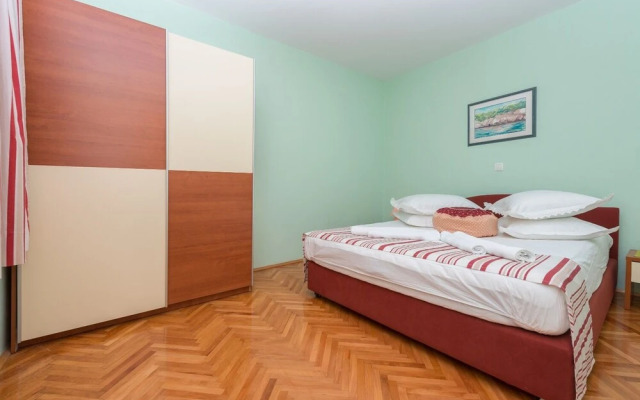 Goran - in the Center of the City - A3-zeleni