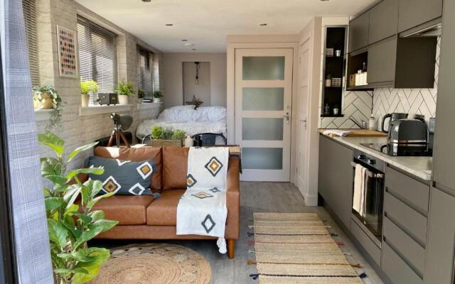 Stylish, central studio with kitchen & large deck