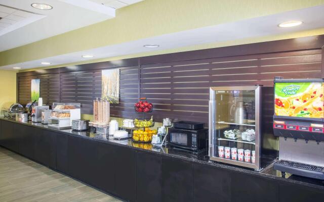 La Quinta Inn & Suites St. Louis Airport - Riverport