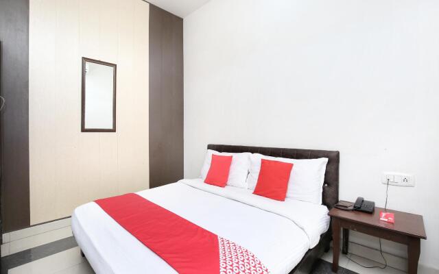 OYO 14494 Hotel Ramneek
