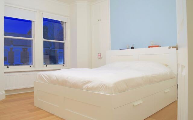 2 Bedroom Victorian Flat in Zone 1 Sleeps 4