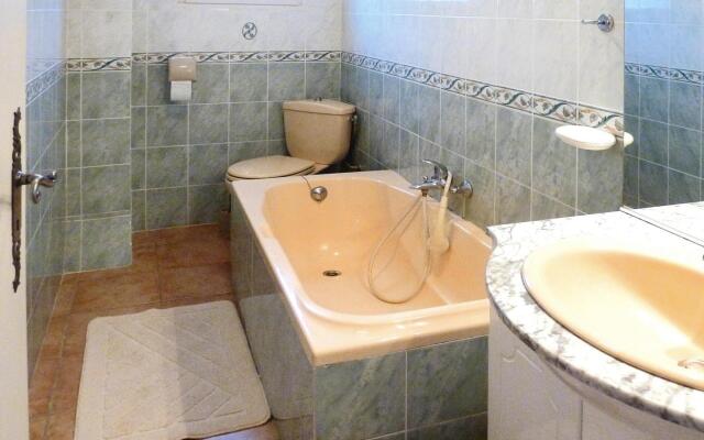 Country House With Private Terrace, Beaucaire