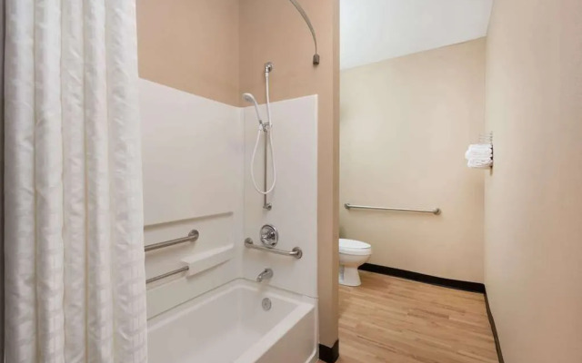 Super 8 Blue Springs