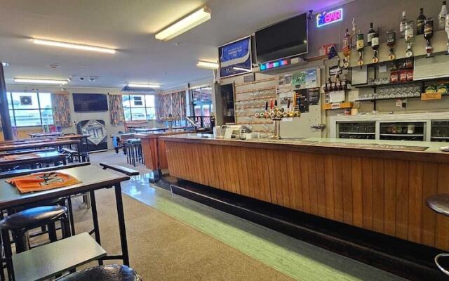 White Horse Inn Restaurant & Motel