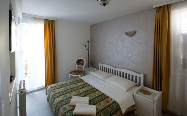 Apartments and Rooms Degra