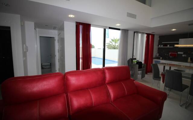 Villa con piscina Activa28
