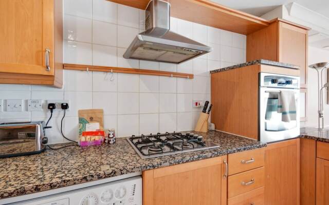 Modern 2bed, 2bath apt 1 Minute to Jubilee Line