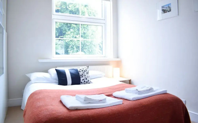 2 Bedroom Flat Near Tower Hill