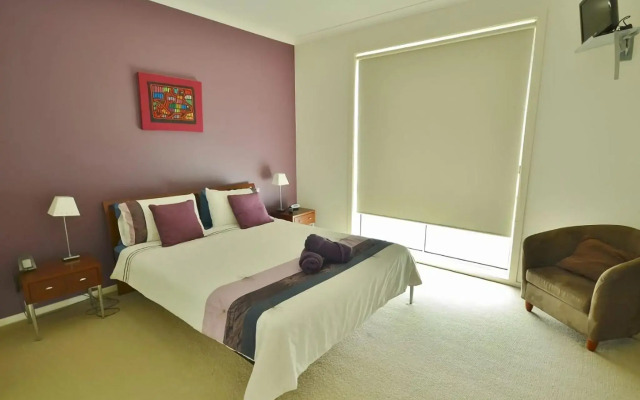 SANDPIPER 5 CLOSE TO TOWN Inlet Side