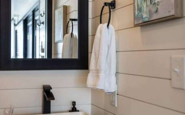 New Wilderness Hideout-cozy Container Home