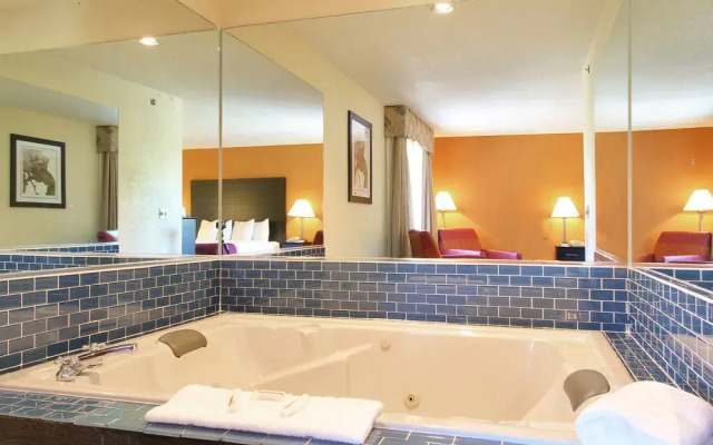 Baymont Inn & Suites Muskegon