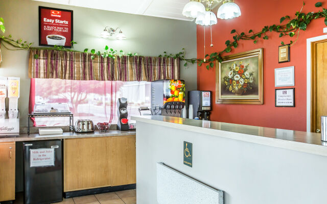 Econo Lodge Inn & Suites Yreka