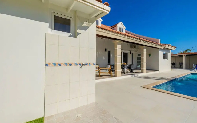 Spacious Renovated House Prvt Pool 5 min to Bch