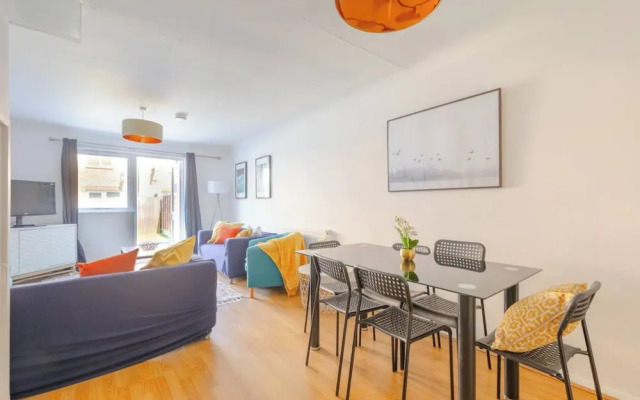 Lovely 4 Bed House w Garden, 1 Stop to Waterloo