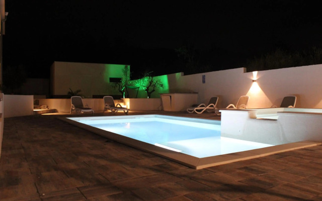 Holiday House emjalemi