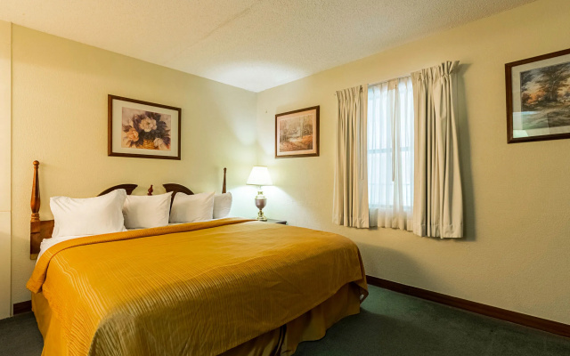 Econo Lodge Inn & Suites