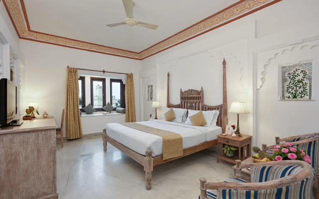 Swaroop Vilas - Lake Facing Boutique Hotel