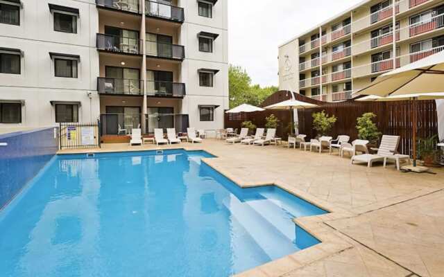 Convenient City Apartment with Pool Gym and Tennis Court