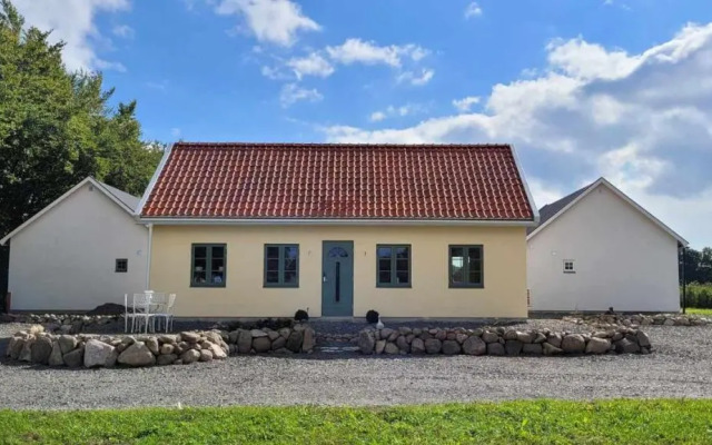 Mysigt hus i liten by nära havet