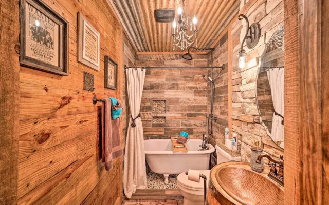 2 Mi to Choctaw Landing: 'western Daze' Cabin!