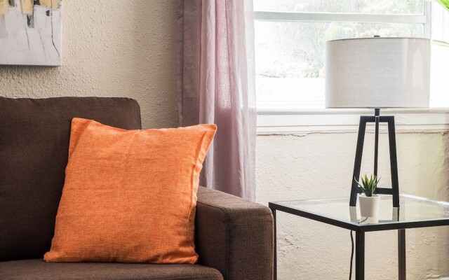1 BR with Parking next to Bay and Shopping by Frontdesk