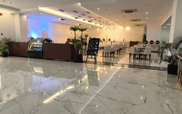 The Golden Peak Hotel & Suites powered by Cocotel
