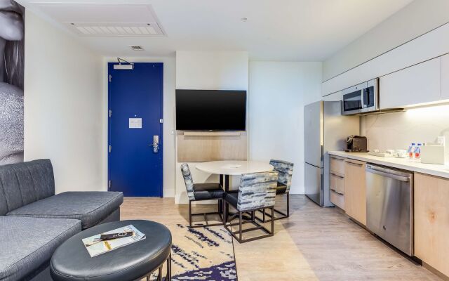 SERENA Hotel Aventura Miami, Tapestry Collection by Hilton