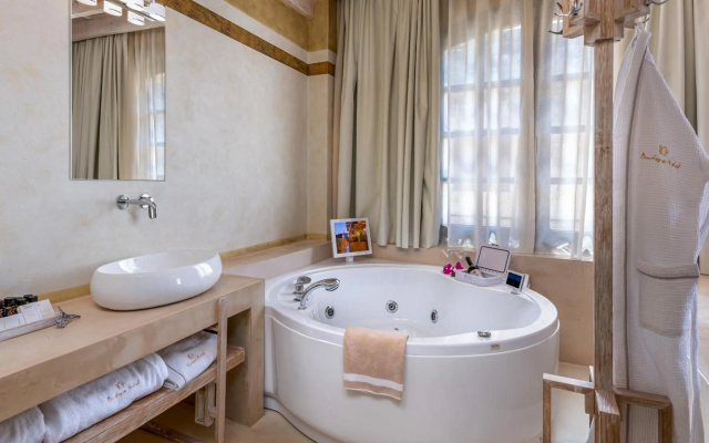 10GR Boutique Hotel and Wine Bar