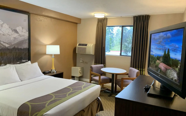 Super 8 by Wyndham Port Angeles at Olympic National Park Hotel