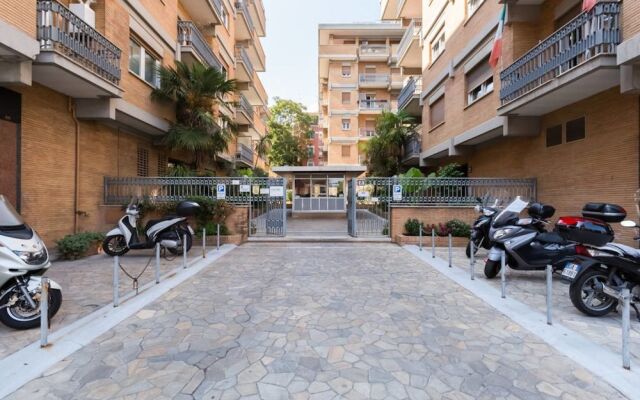 Lovely White Flat 15 Minutes From the City Center