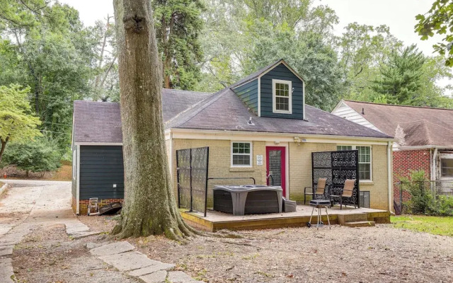 Pet-friendly Home w/ Hot Tub in Atlanta!