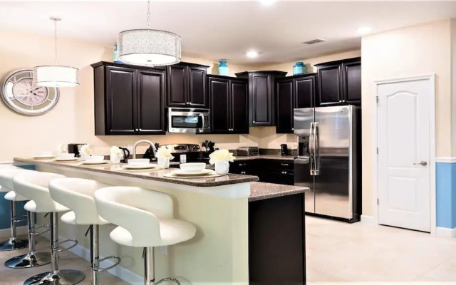 Opulent Villa, 10 Min to Disney, Pool & Spa