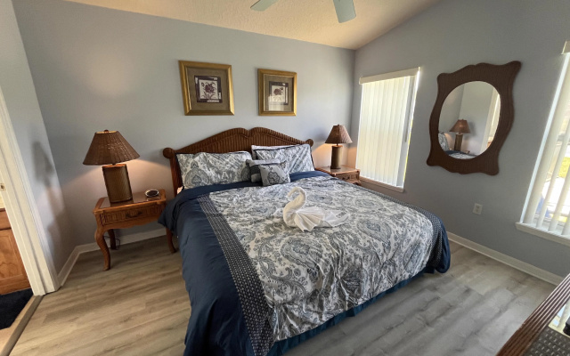Cosy 4 Bed Villa Overlooking A Lake