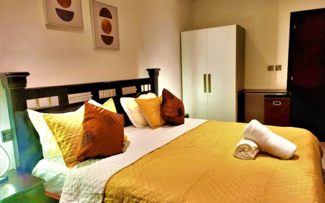 Elegant 2Bed Gem-5star Service-Pools-Gym