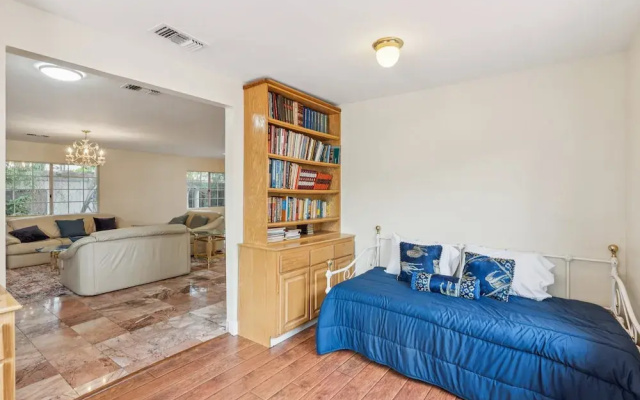 Russell House Near Hollywood & Griffith Park 3 Bedroom Home