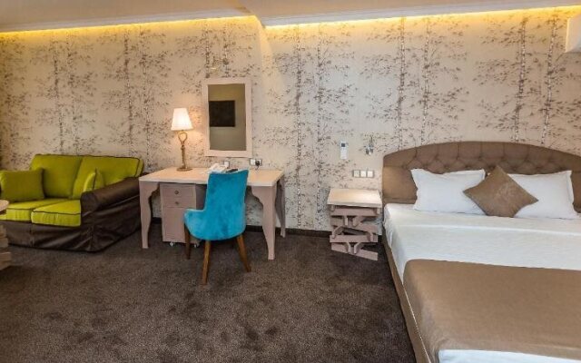 8 1/2 Art Guest House