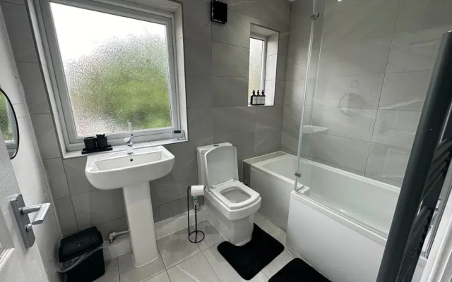 Airport House - Long Stays, Near Hospital!