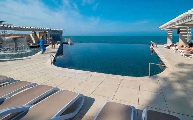 Sea Sun Apartment on Luchesarnaya str., 1A