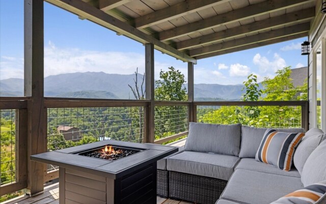 Grizzlies Den 4 Bedroom Cabin by RedAwning