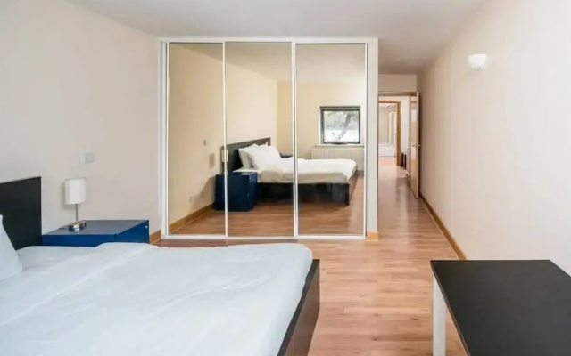 Bright 2 Bed 2 Bath apt Near Canary Wharf