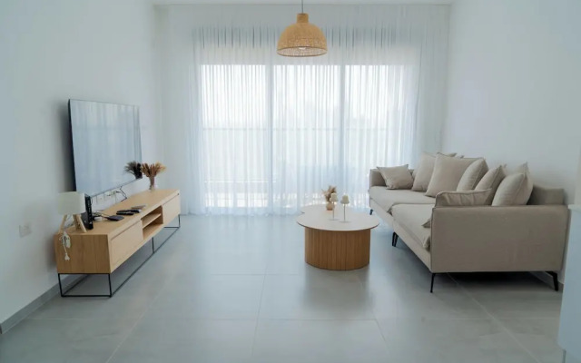 Sea Views & City Vibes on Sokolov