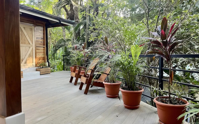 Makanas Beach Bungalows