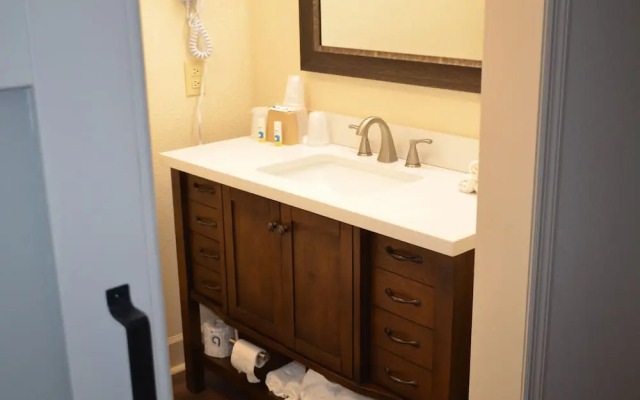 Brookshire Inn & Suites