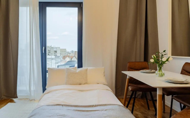 Sunny 2BR Flat - Top Location - Amazing Balcony