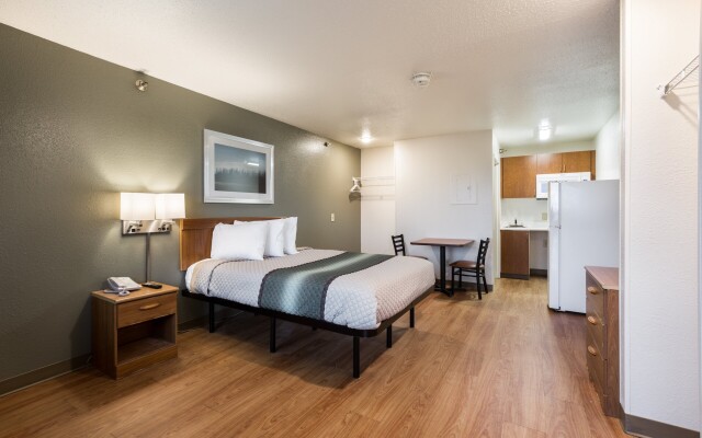 HomeTowne Studios by Red Roof Detroit - Livonia