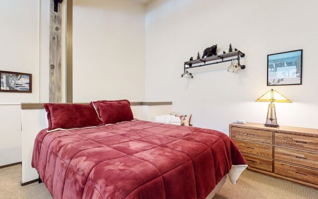 Escape to The Summit - Pool & HT Next Door