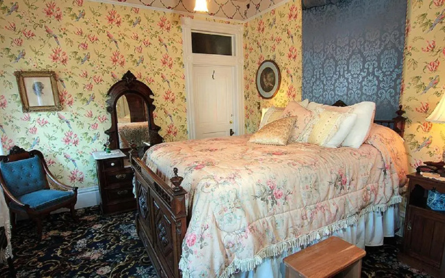 Gingerbread Mansion Inn