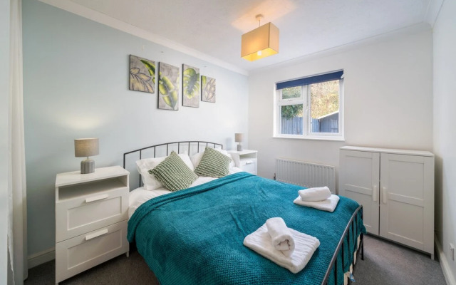Crawley Pet Friendly 1-Bedroom Apartment
